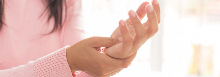 Chiropractic East Brunswick NJ Hand Pain Woman Chiropractic East Brunswick NJ Hand Pain Woman